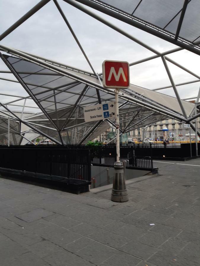 Metropolis Stazione Centrale Napels Buitenkant foto